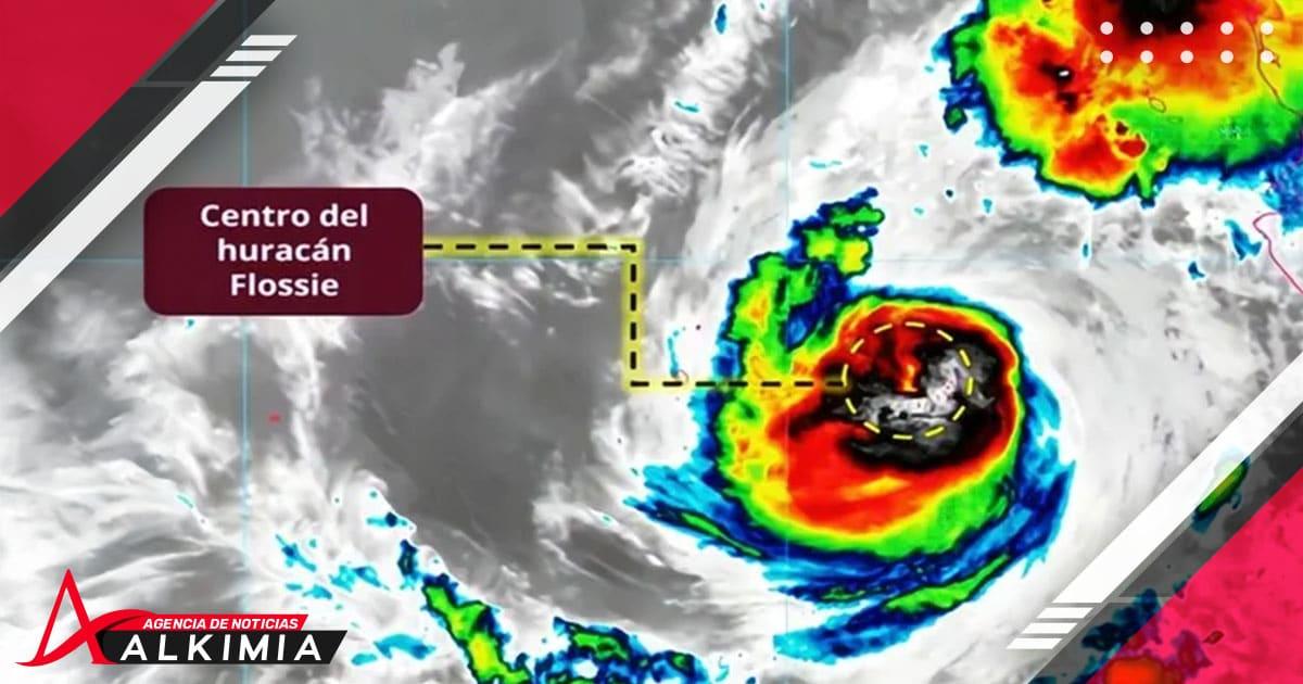 Huracán Flossie baja a categoría 2 y se aleja de costas mexicanas; aún dejará lluvias y oleaje elevado