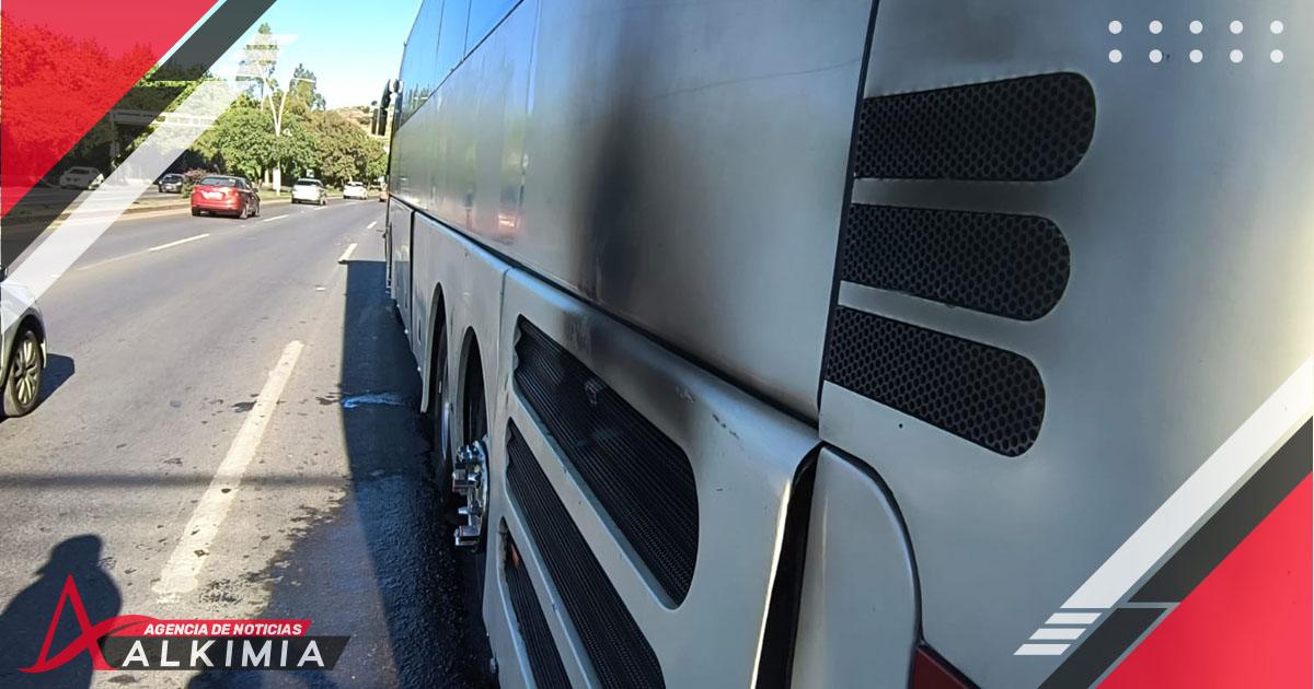 Se incendia un autobús a la altura del Monumento al Migrante