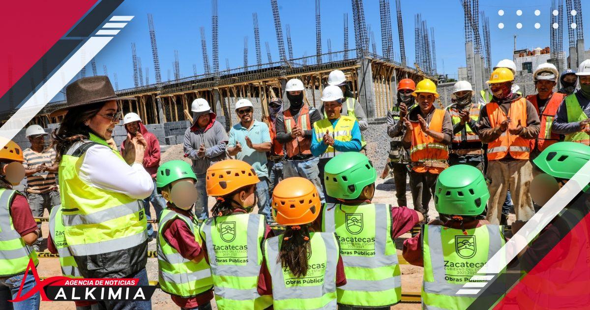 Conocen niños la construcción de casa cuna