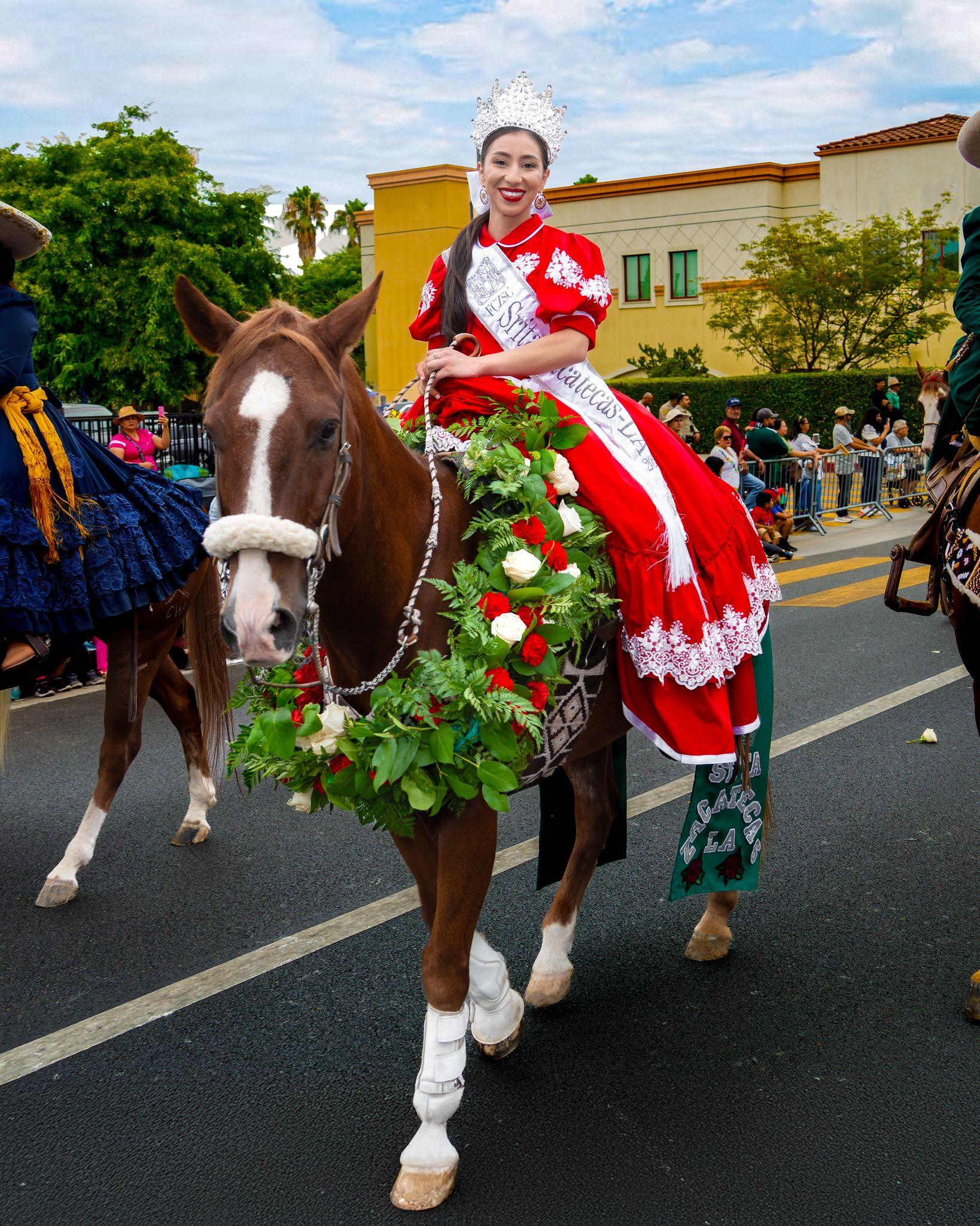 Promueve Lía Magallanes el orgullo de ser zacatecana en desfile de California