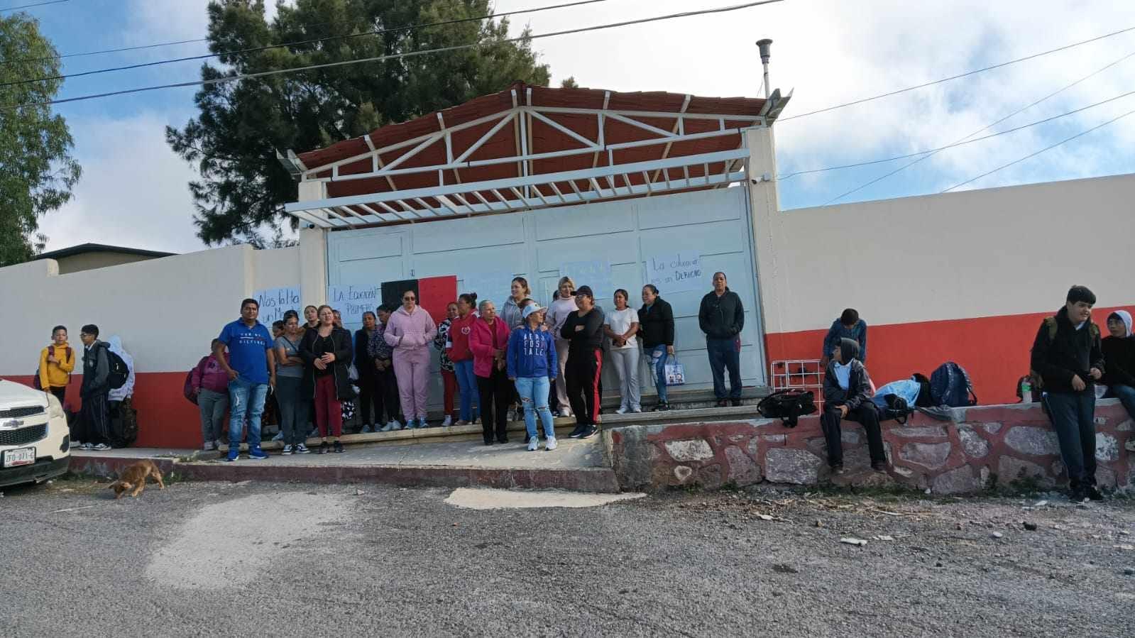 Toman padres de familia Telesecundaria de Sauceda por falta de maestros ...