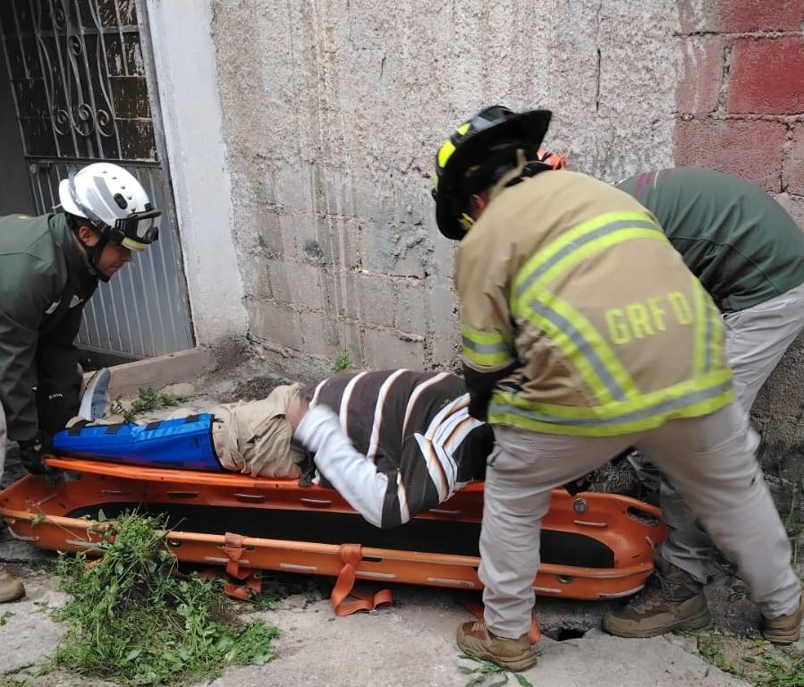 Andaba en la azotea y se le acabó el piso; termina con fracturas en cadera y pierna