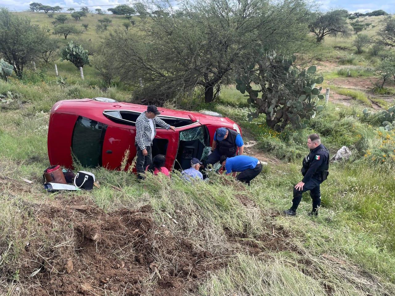 Vuelca una familia en Sain Alto; hay dos lesionados