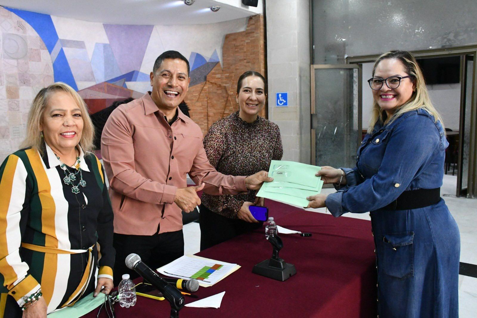 Reciben casi 100 zacatecanos visas para ver a sus familias