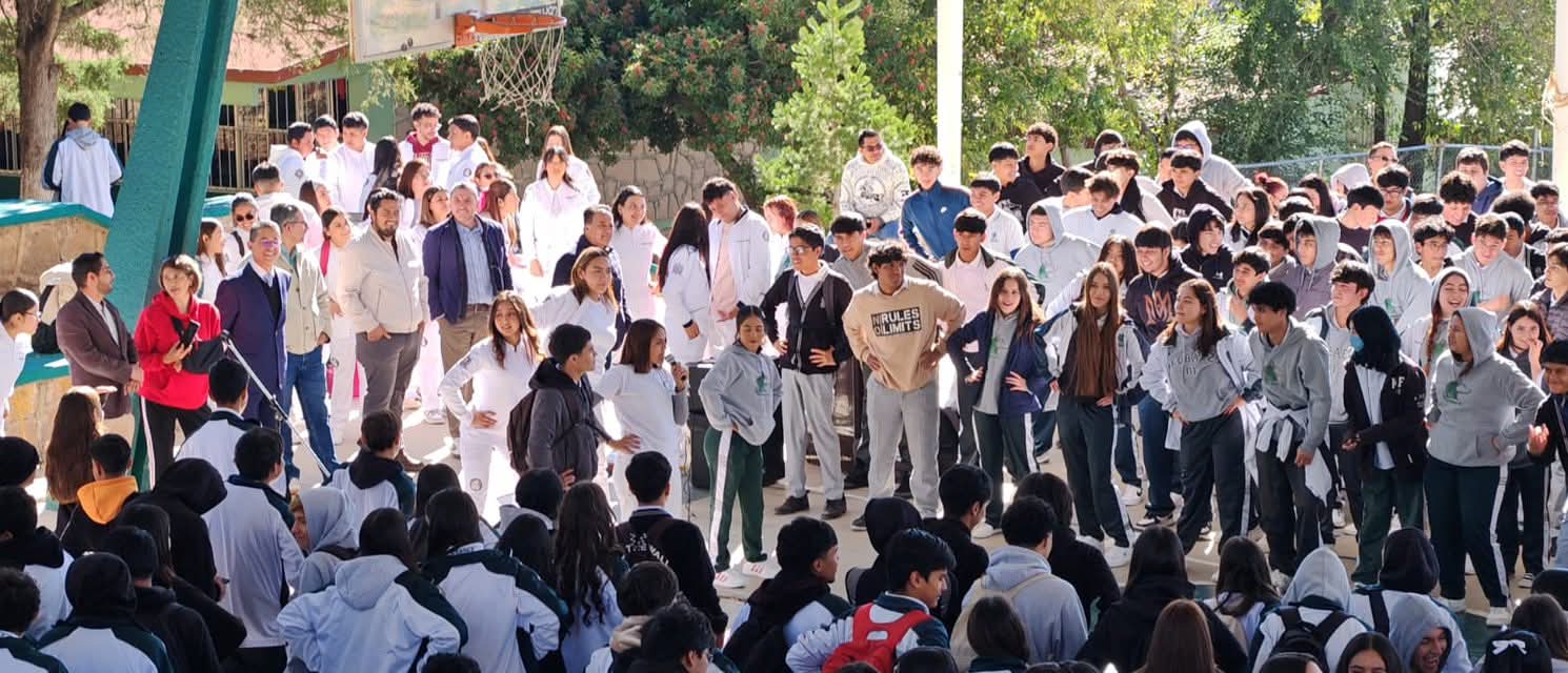 Impulsan jóvenes de la UAZ bienestar físico en feria de la salud