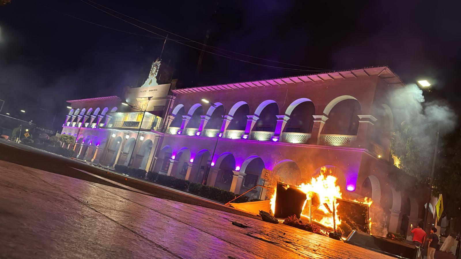 Queman el Palacio de Gobierno en Apatzingán durante protesta