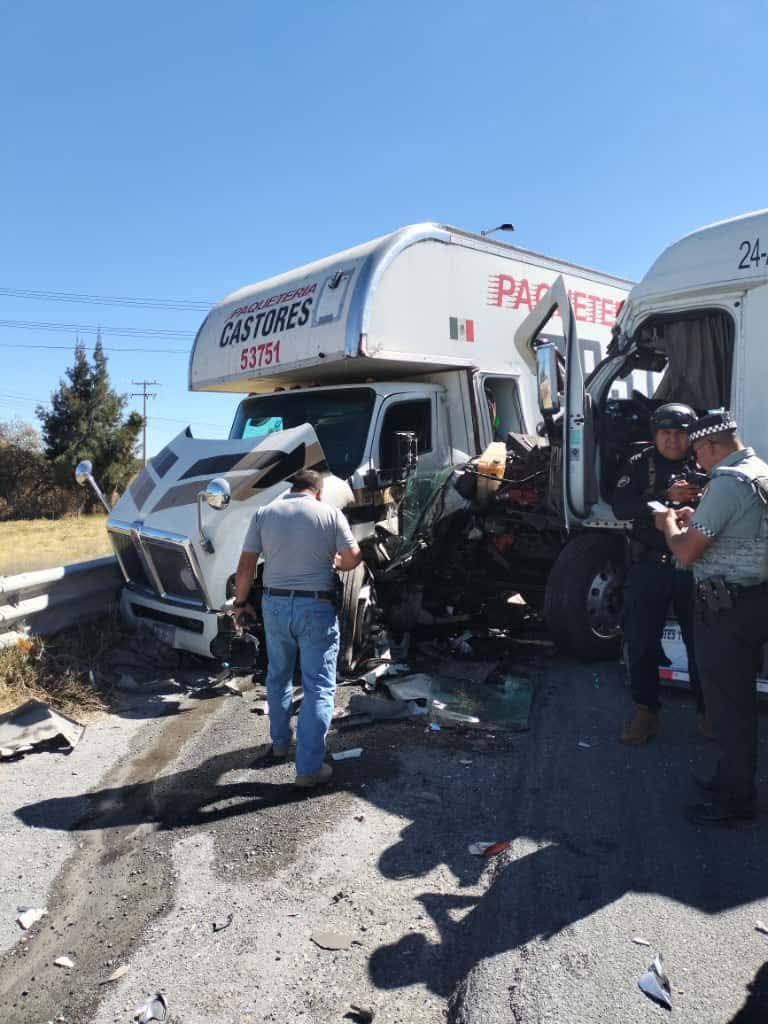 Chocan de frente camiones de carga en la Osiris