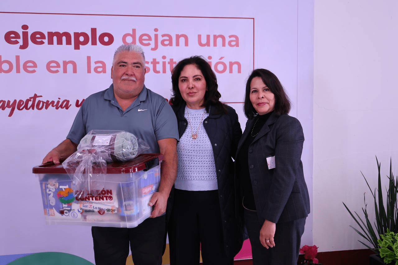 Reconocen a trabajadores que concluyen su ciclo en el servicio público