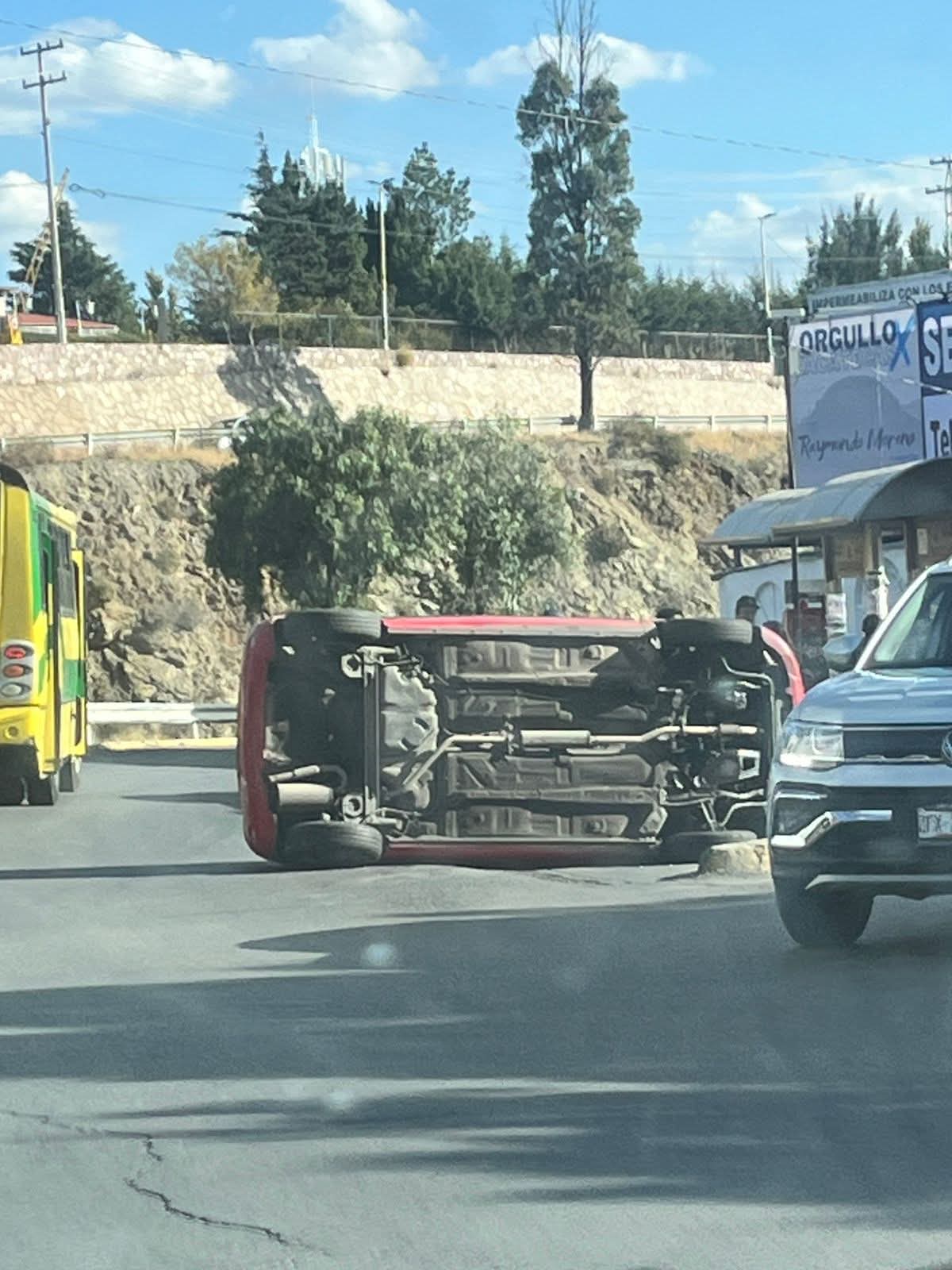 Choque en el distribuidor Quebradilla deja un vehículo volcado