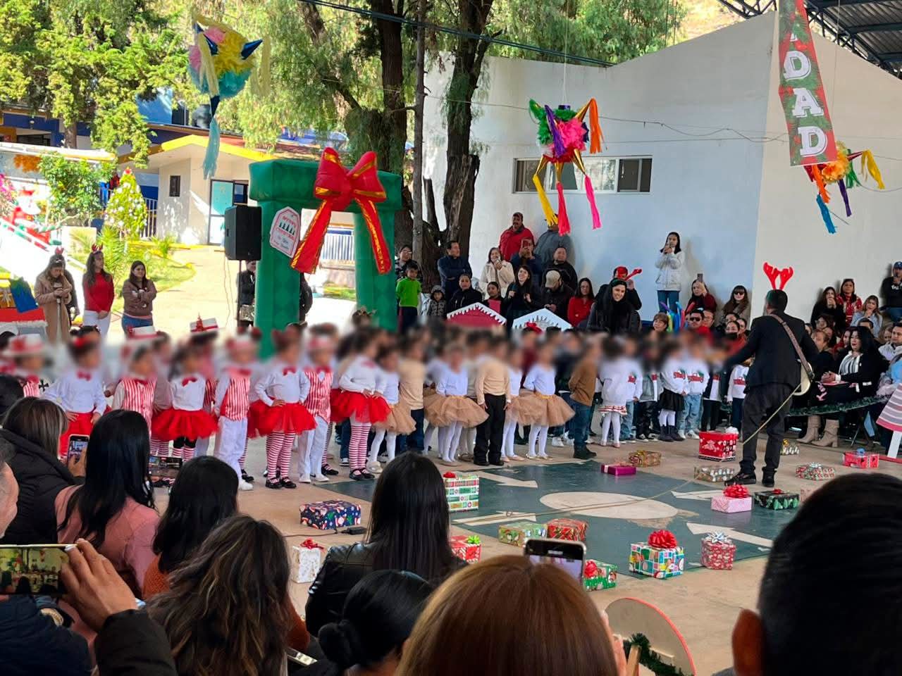 Magia navideña iluminó el Festival CECIUAZ 2025