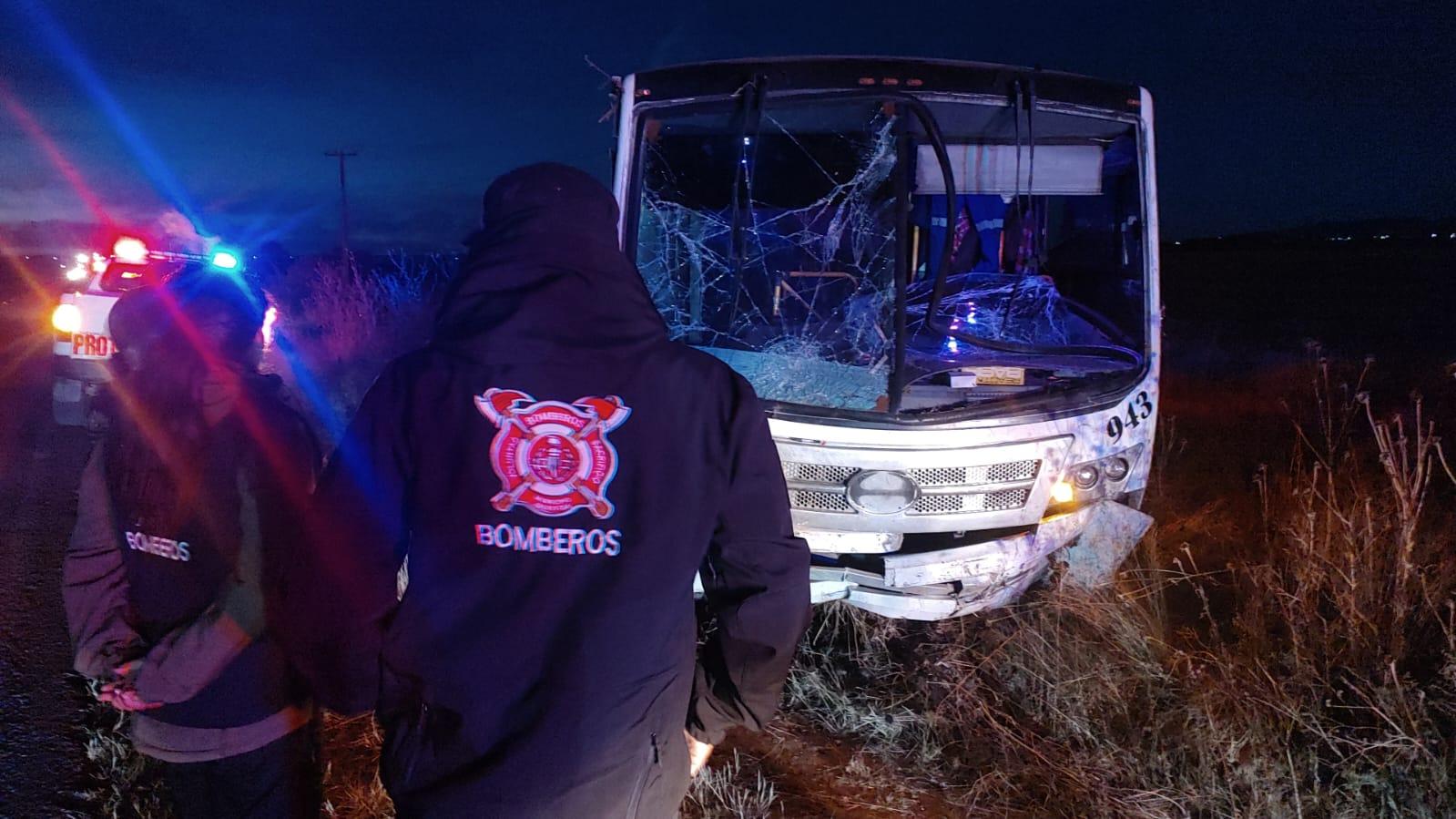 Choca contra un árbol camión de transporte de personal; hay dos lesionados