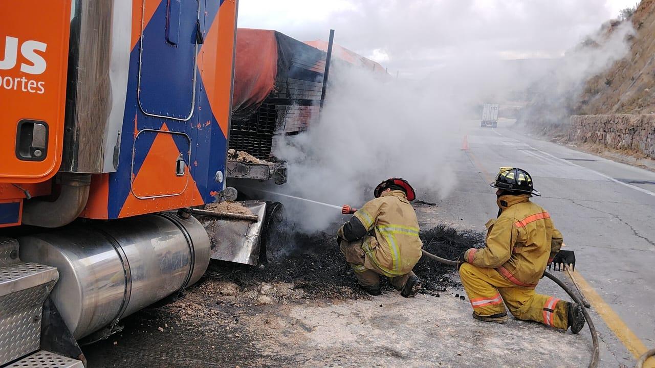 Se incendia un tráiler en la carretera a Aguascalientes 