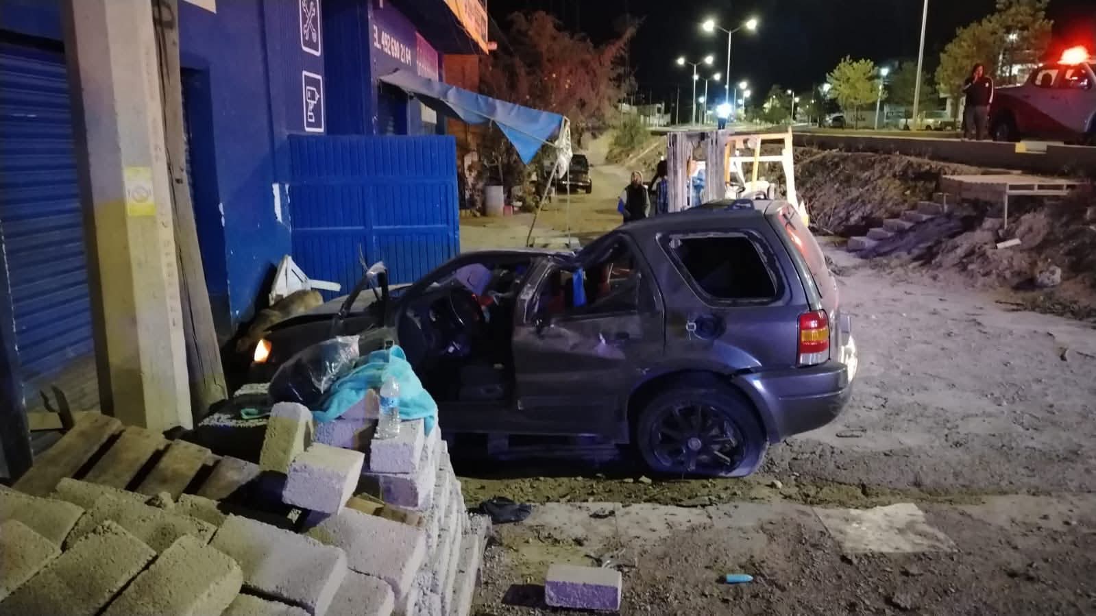 Vuelca una joven en aparatoso accidente cerca de la colonia Europa