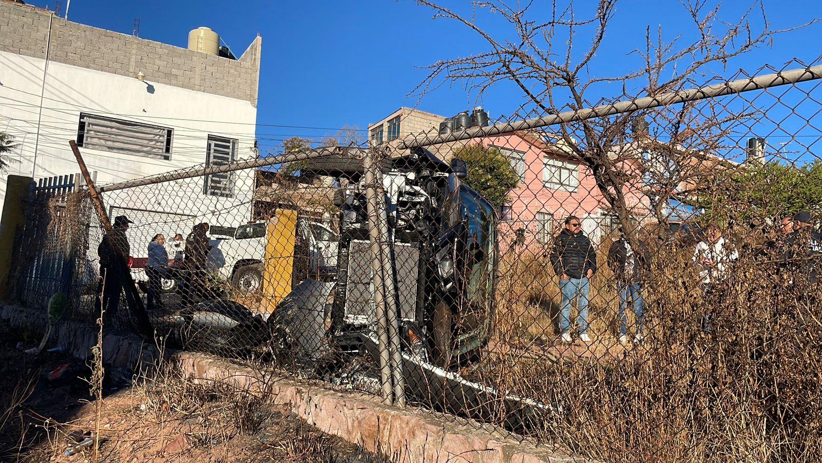 Maestra vuelca su auto al esquivar riña callejera frente a secundaria en Guadalupe