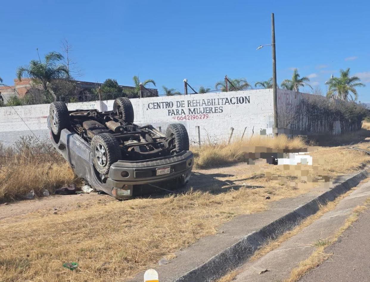 Muere un hombre tras volcadura en Jerez; hay lesionados