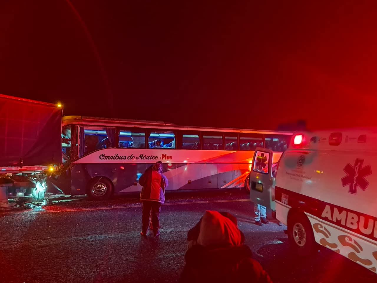 Impacta autobús contra tráiler y deja un muerto