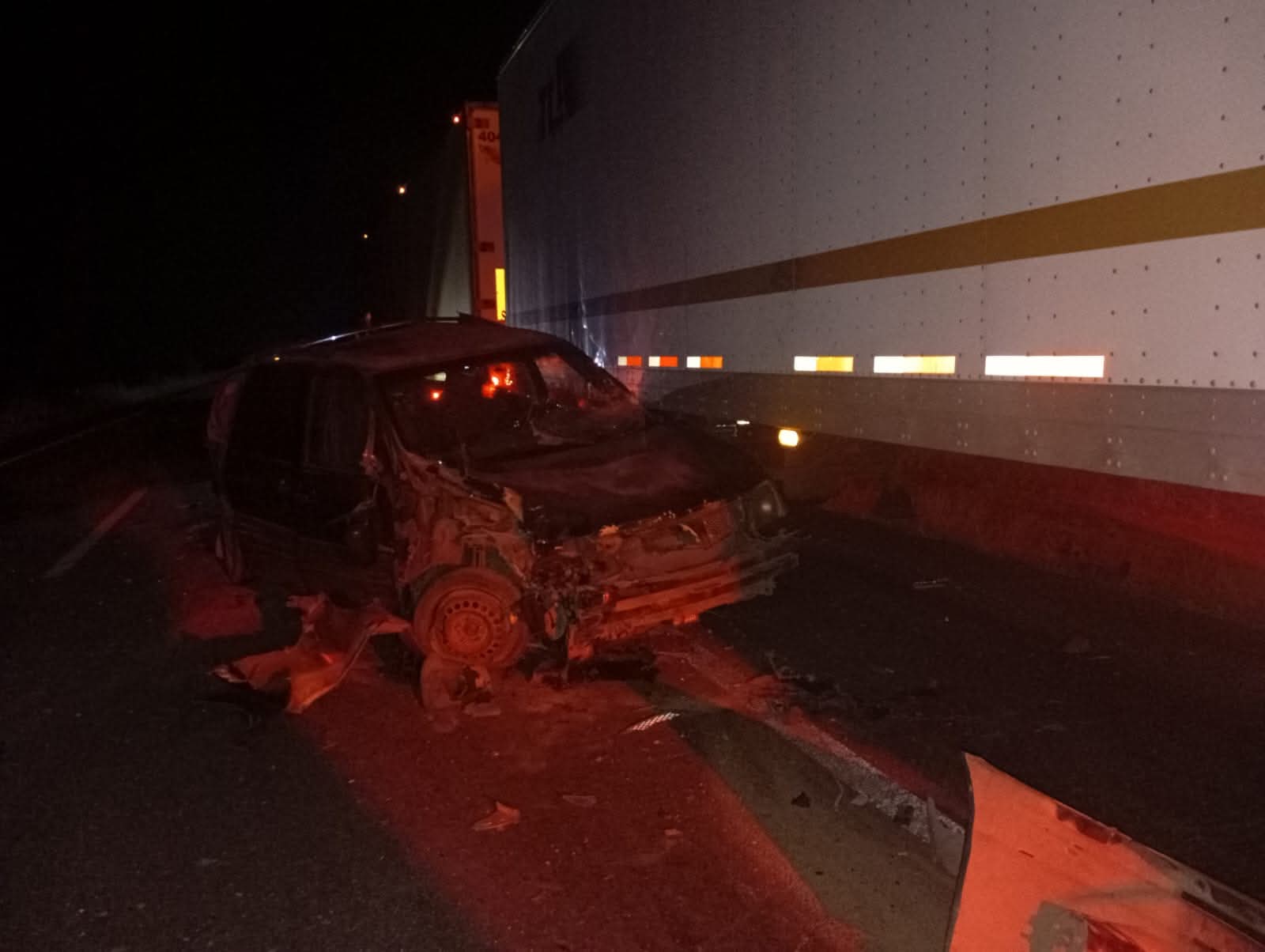 Choca camioneta contra tráiler en carretera federal