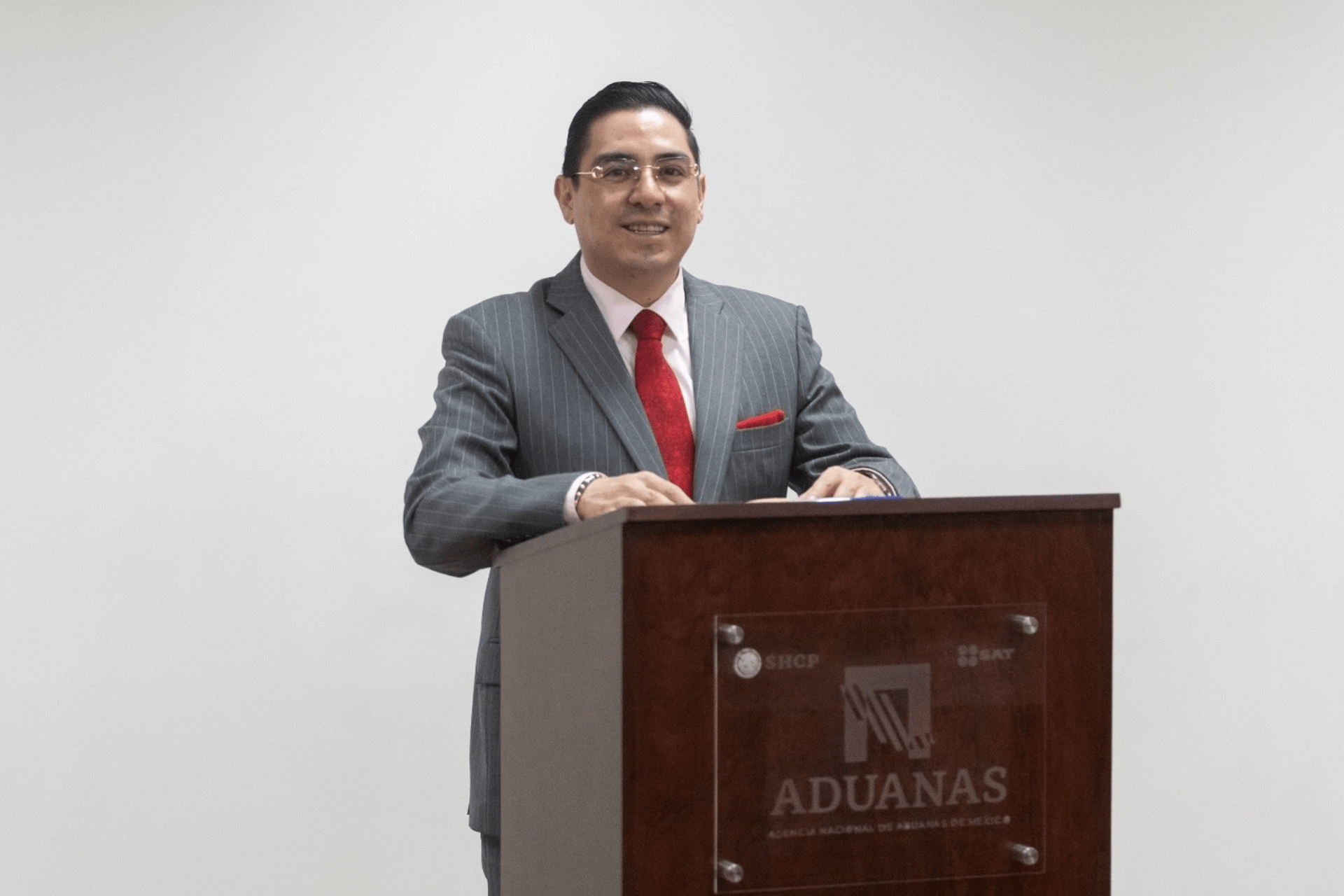 Destituyen a funcionario de Aduanas que investigaba casos de huachicol