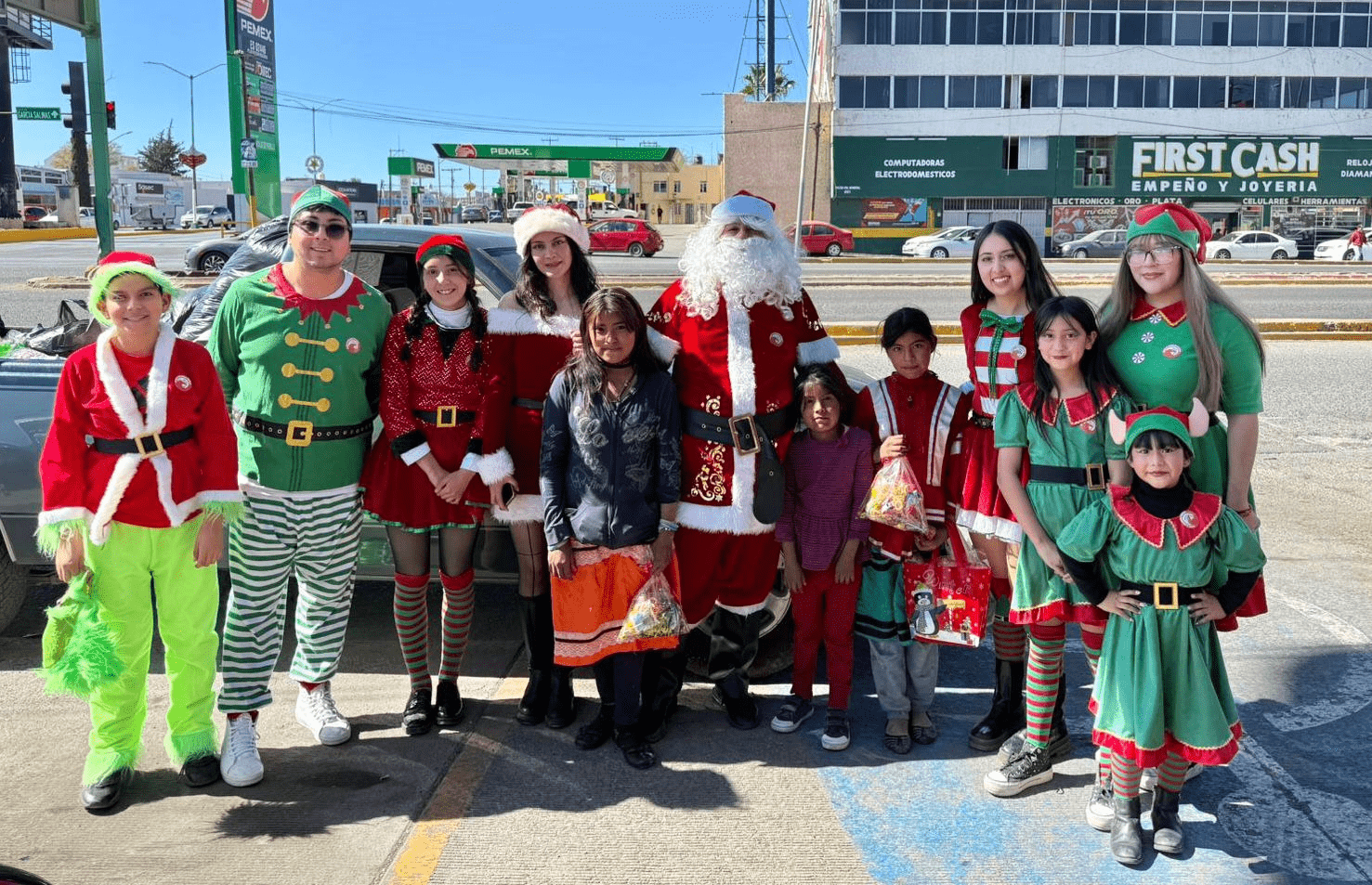 Llevan Jóvenes en Movimiento, alegría y solidaridad a familias de El Mineral