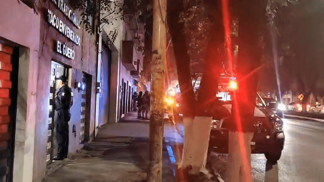 Moviliza intento de asalto en negocio de tacos a autoridades; asaltantes dispararon al piso