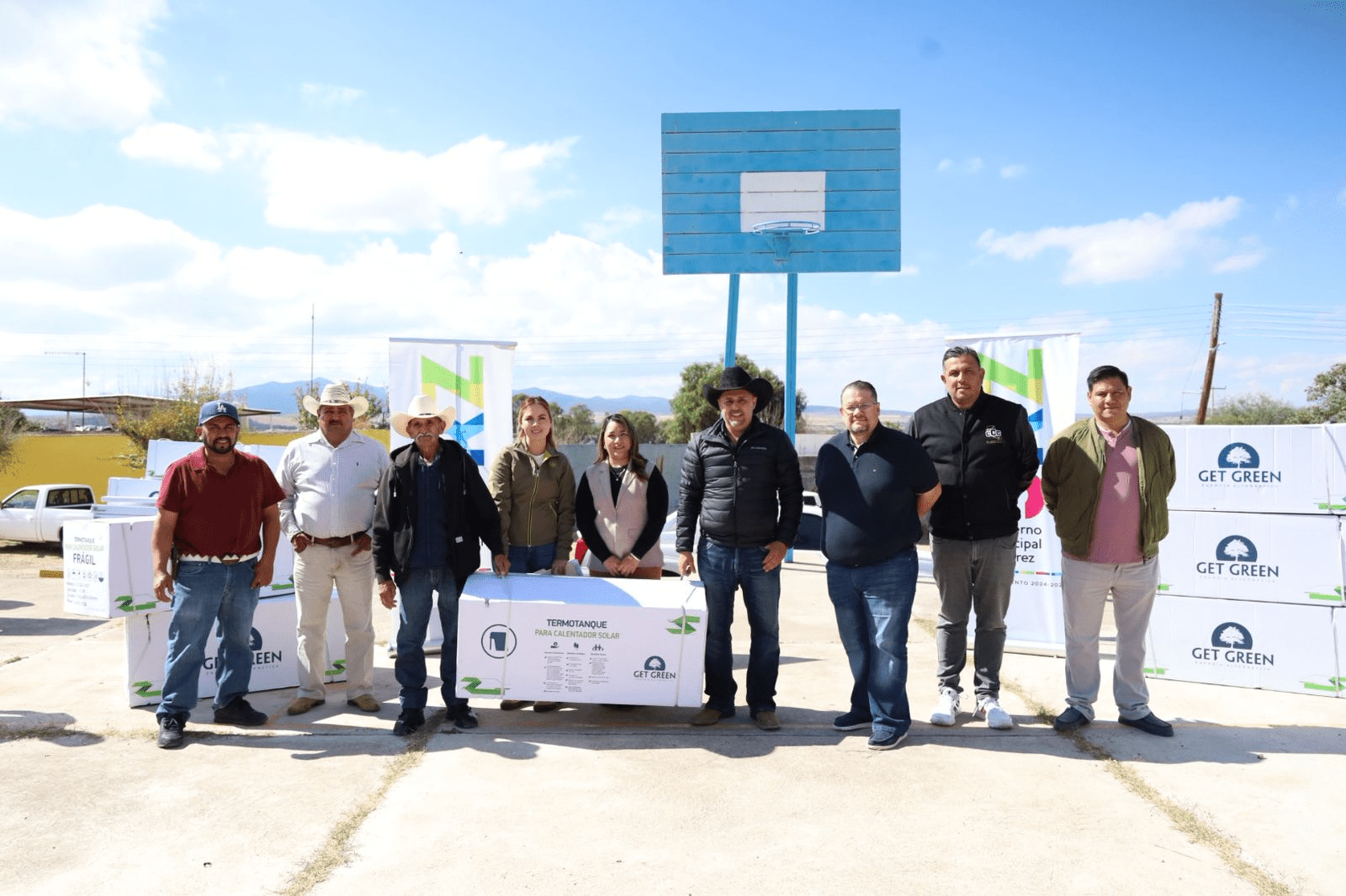 Reparte Rodrigo Ureño calentadores solares en la sierra de Jerez