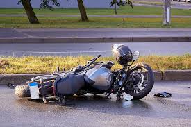 Mueres motociclistas tras violento impacto vehicular