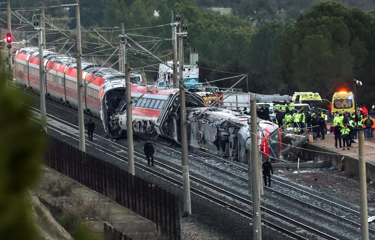 Asciende a 39 cifra de víctimas fatales tras colisión de trenes en España