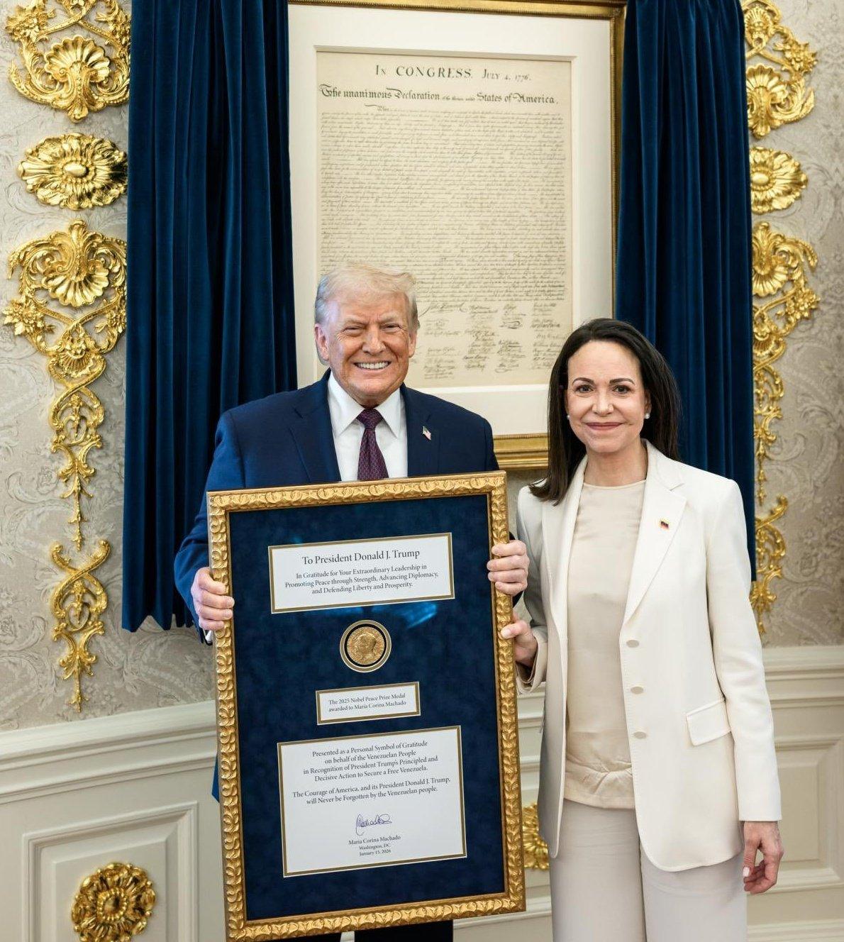 Entrega Corina Machado su medalla del Nobel de la Paz a Trump
