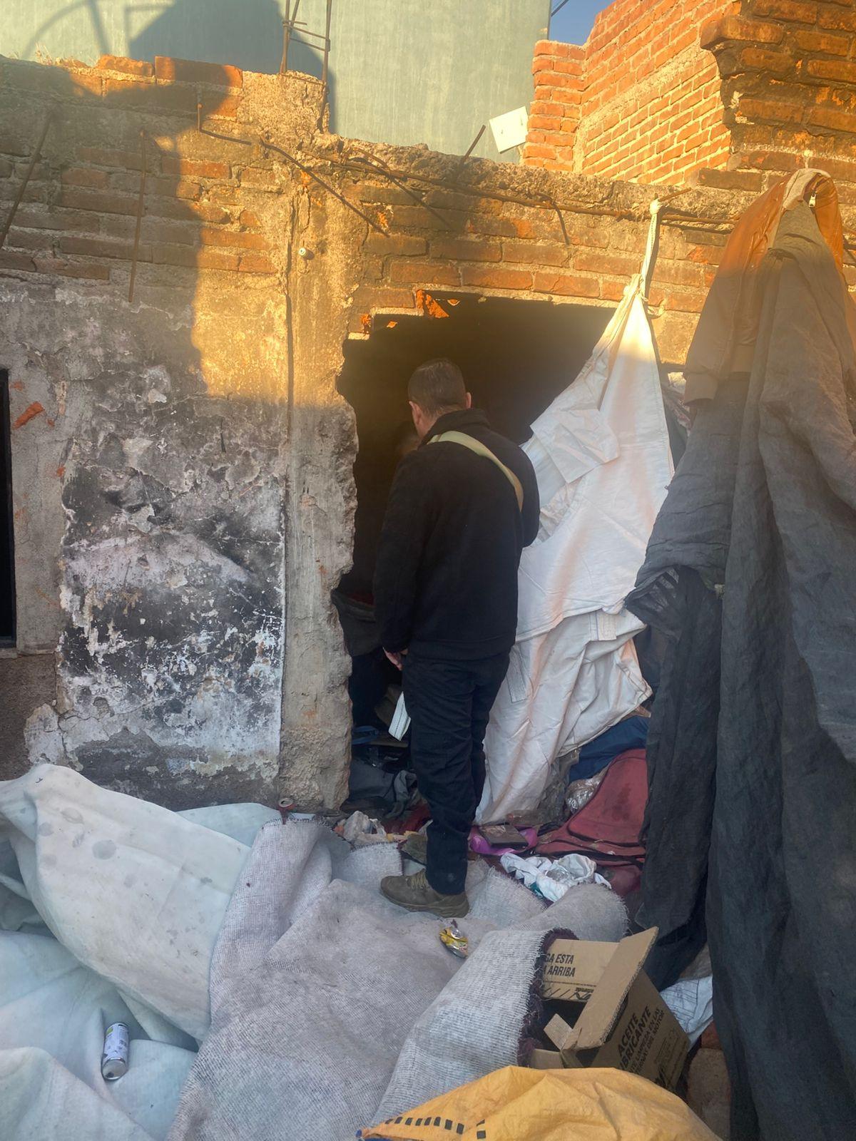 Rescatan a hombre en situación de calle atrapado en casa abandonada