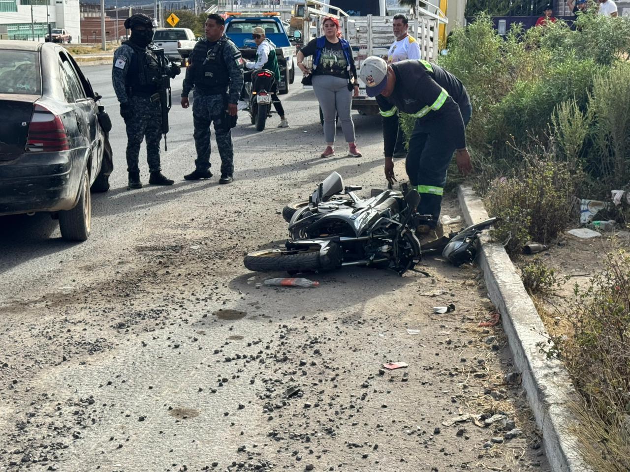 Deja a un hombre hospitalizado choque entre auto y motocicleta en avenida Plateros