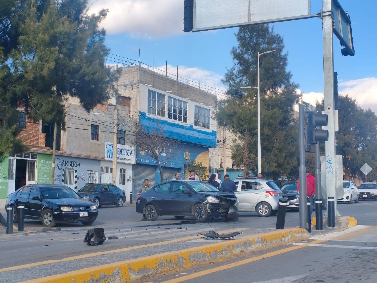 Choca mujer en avenida Magisterial por conductor que se pasa el alto