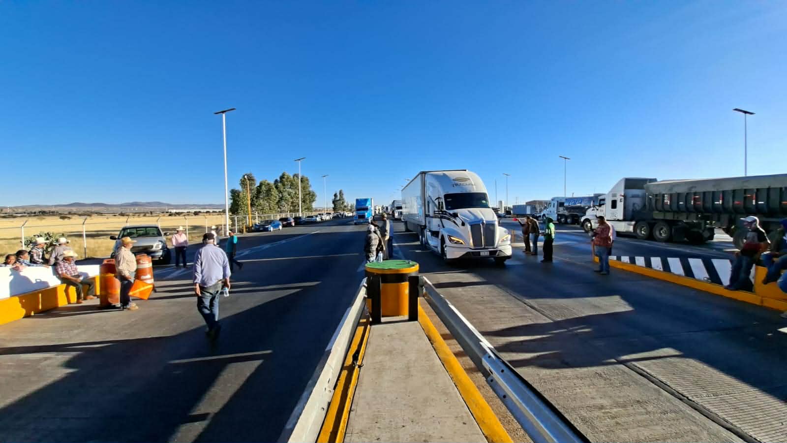 Bloquean frijoleros Carretera Federal 45; exigen respuesta federal