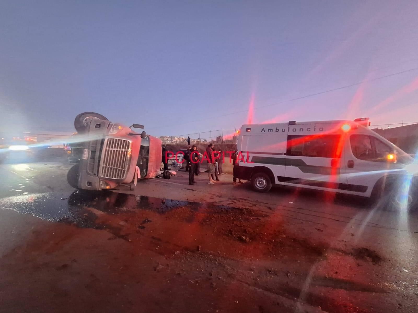 Deja dos lesionados volcadura de tráiler en Tránsito Pesado