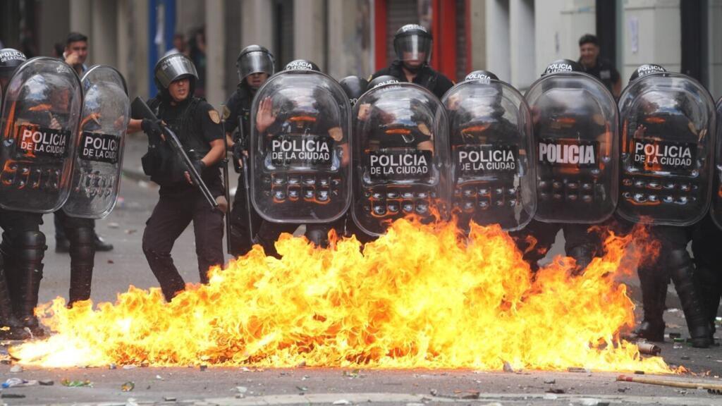 Enfrentamientos entre policía y manifestantes en Buenos Aires por reforma laboral