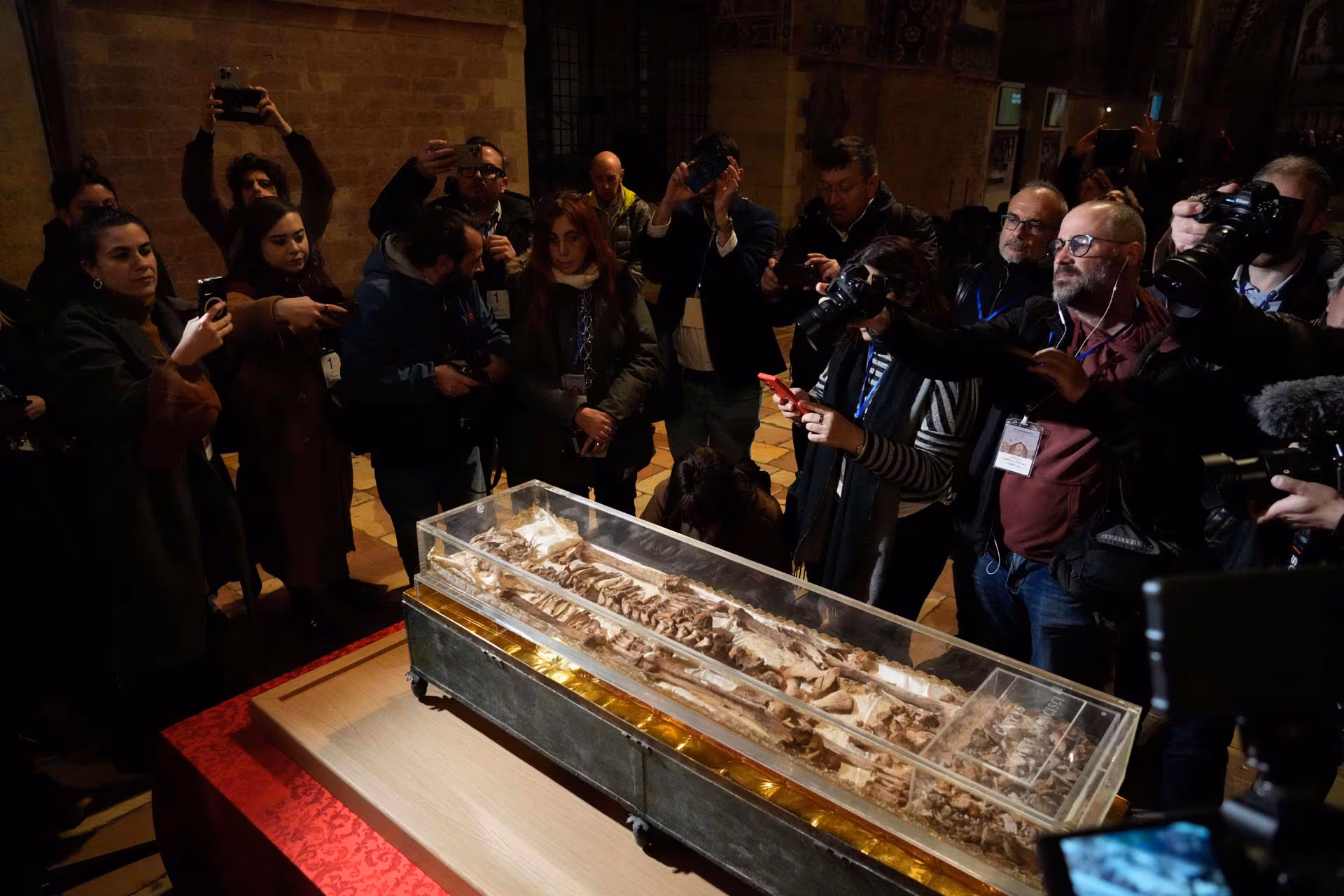 Veneran multitudes reliquias de San Francisco de Asís en Italia