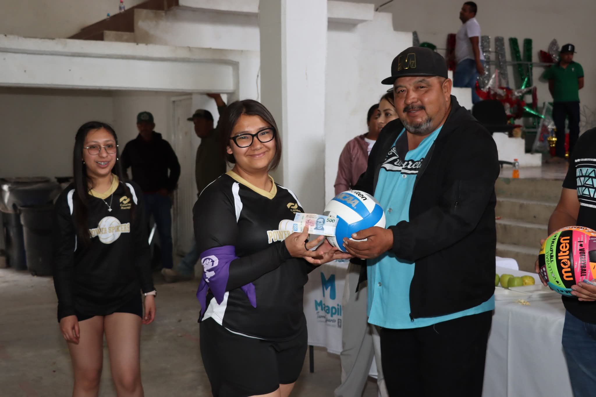 Celebran Día de la Mujer con torneo de voleibol en Mazapil