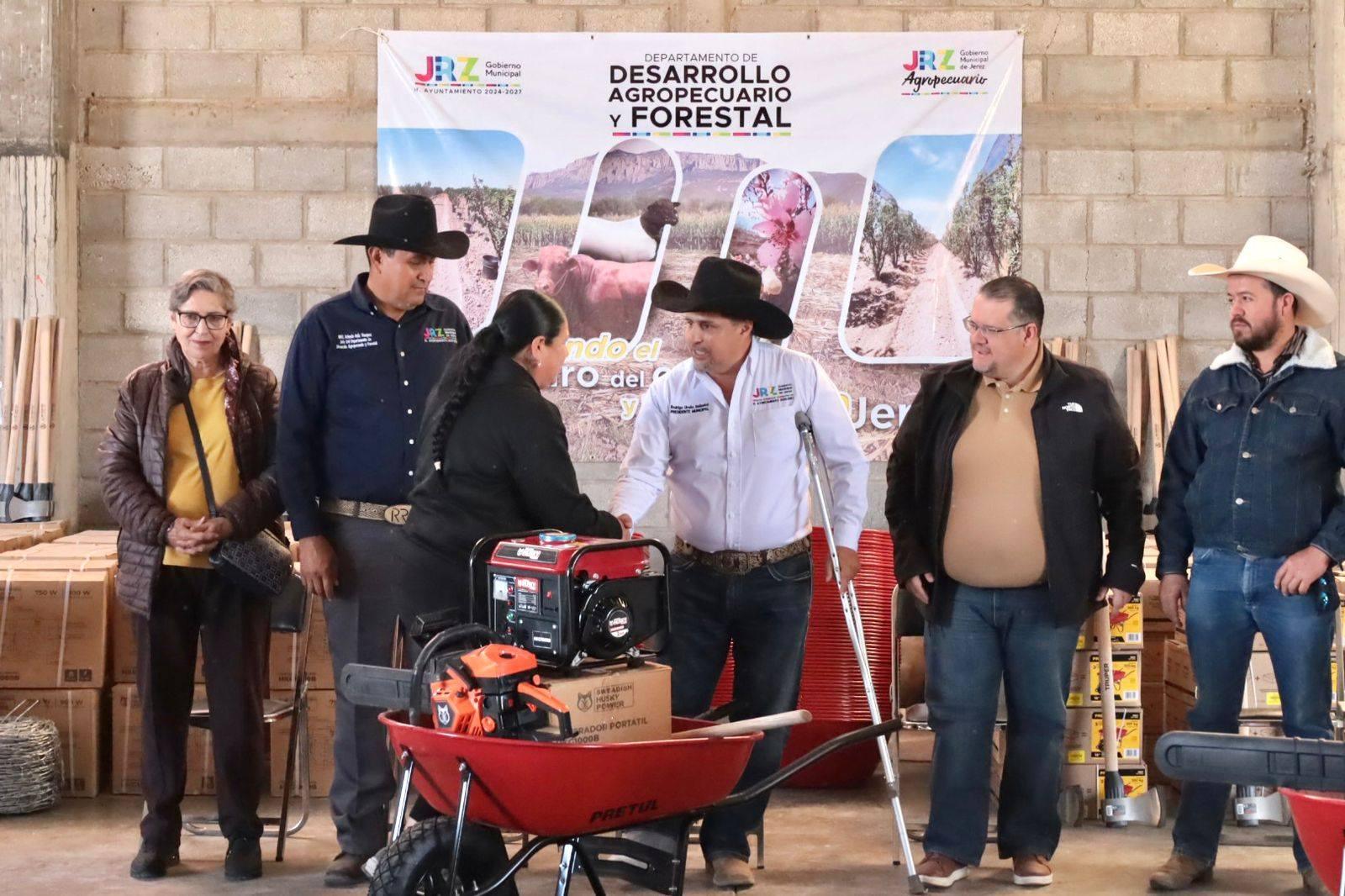 Entrega Jerez 115 paquetes forestales a productores