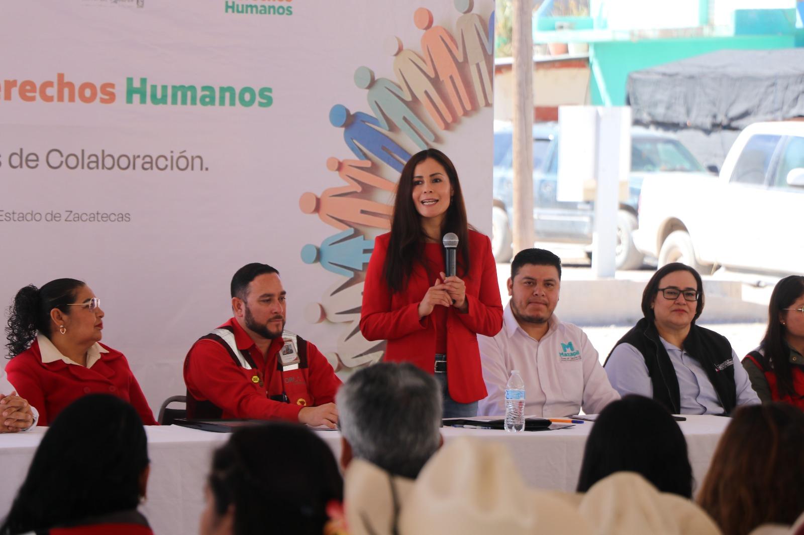 Acerca CDHEZ derechos humanos a familias de Mazapil