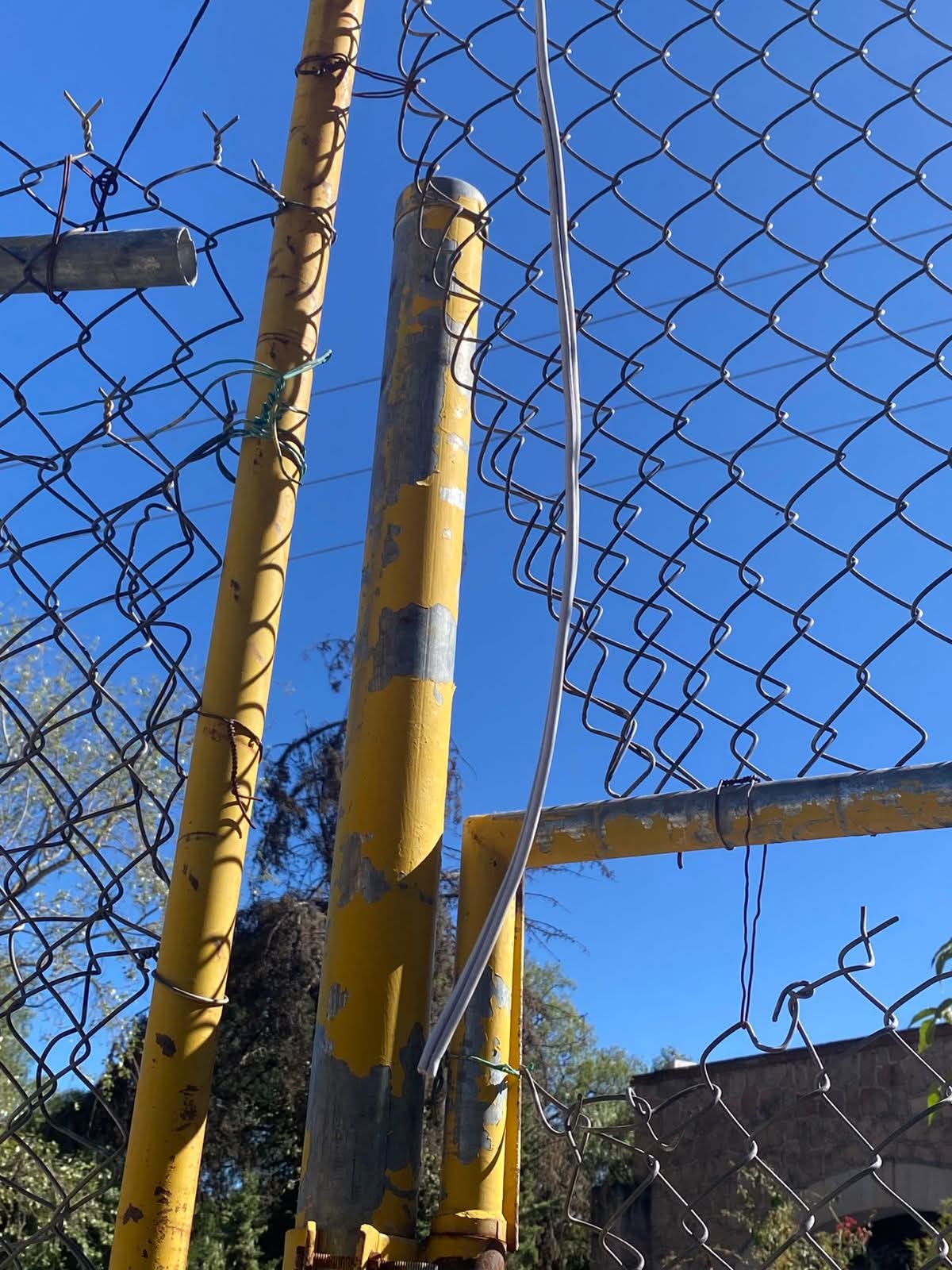 Deja a oscuras robo de luminarias la cancha de voleibol de playa Polo Duarte