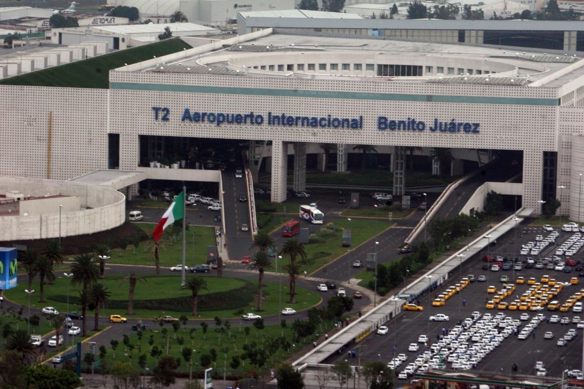 ¡Organiza el caos! Marina planea zona para taxis de apps AICM