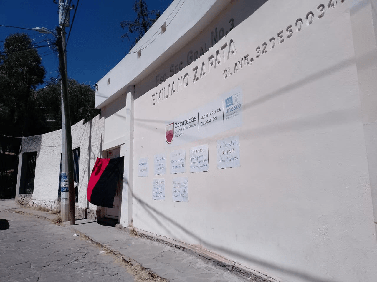 Se solidarizan maestros con colega y toman secundaria en capital