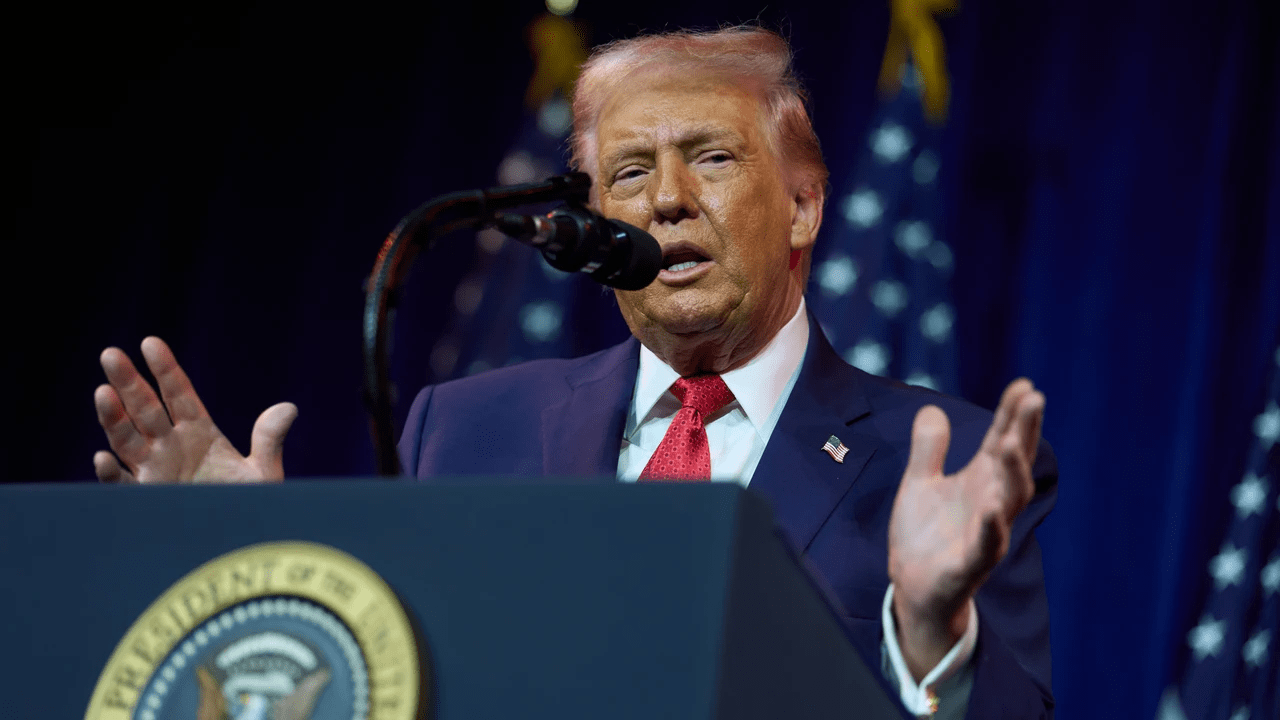 Minimiza Trump advertencia de Irán sobre cierre del estrecho de Ormuz