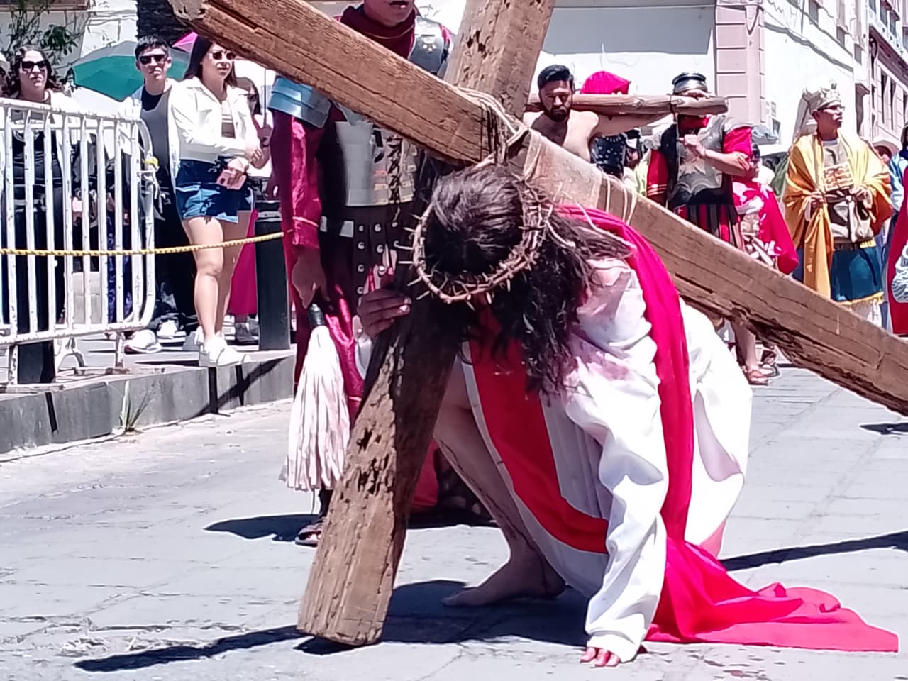 Representan en la capital el Viacrucis Viviente