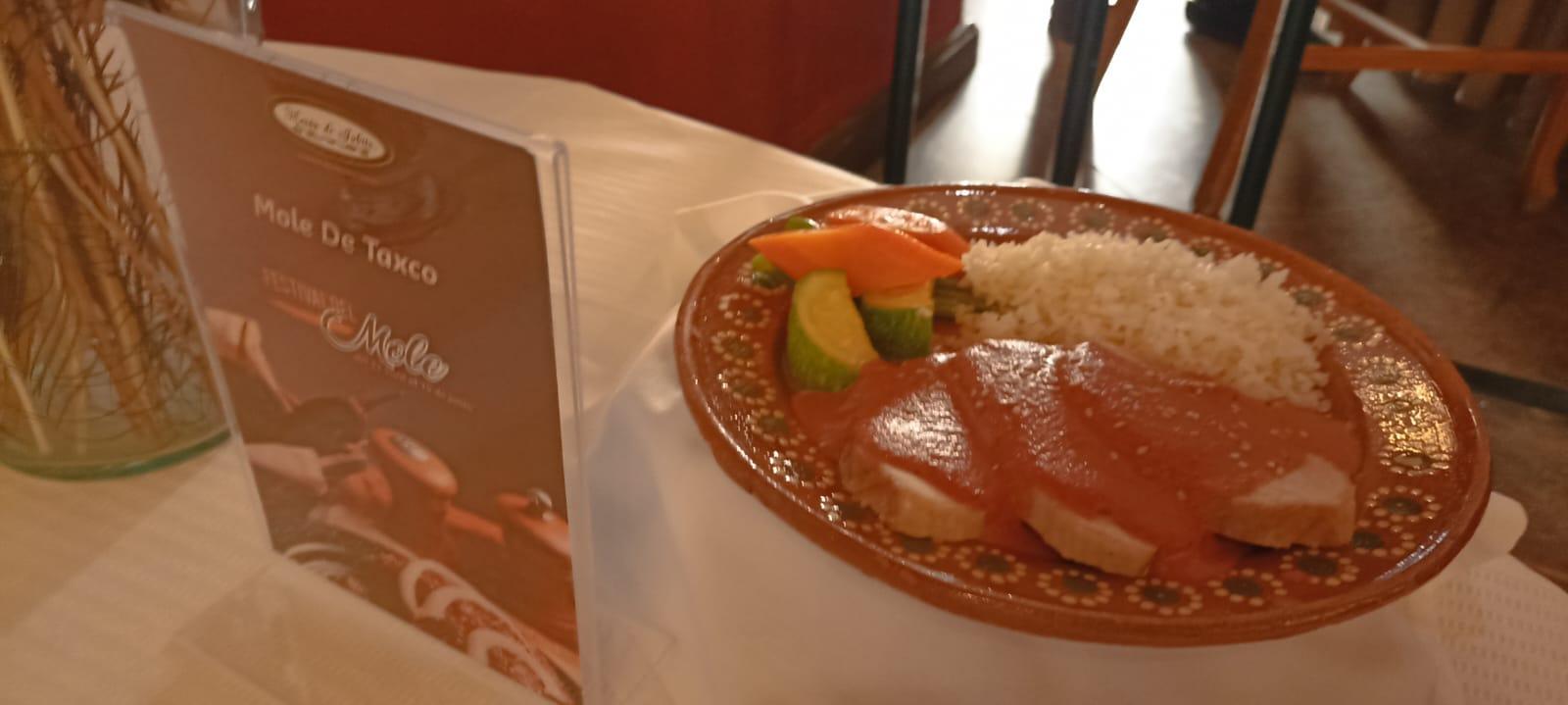 Invita Mesón de Jobito a Festival del Mole