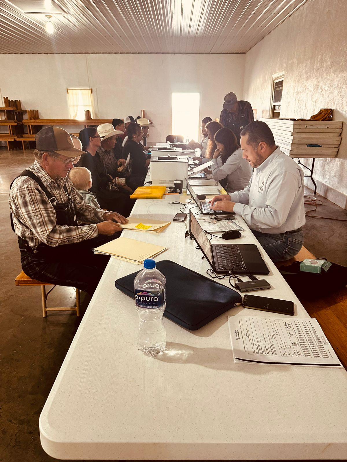 Gobierno estatal acerca servicios legales a comunidad menonita en Miguel Auza