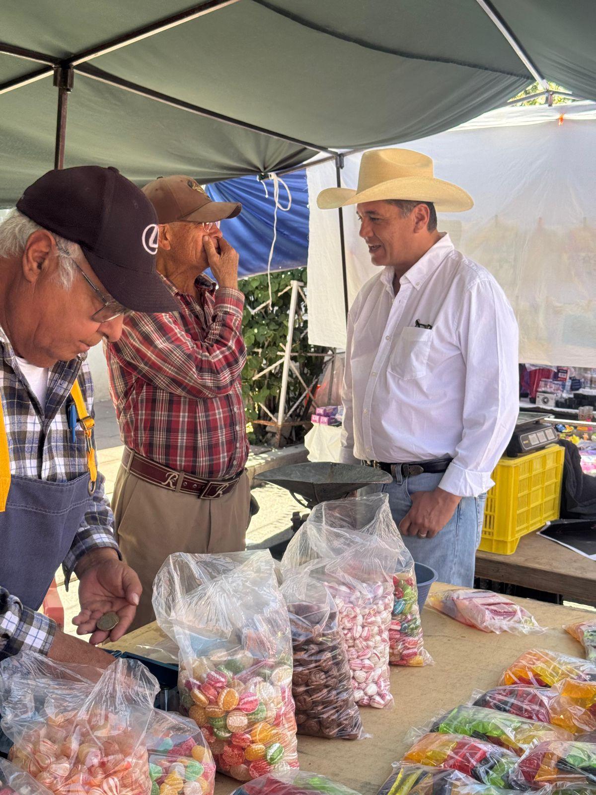 Recoge Carlos Puente propuestas en tianguis de Calera para Zacatecas