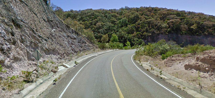 Asaltan a conductores y roban cuatro vehículos en carretera Tlaltenango-Jalpa