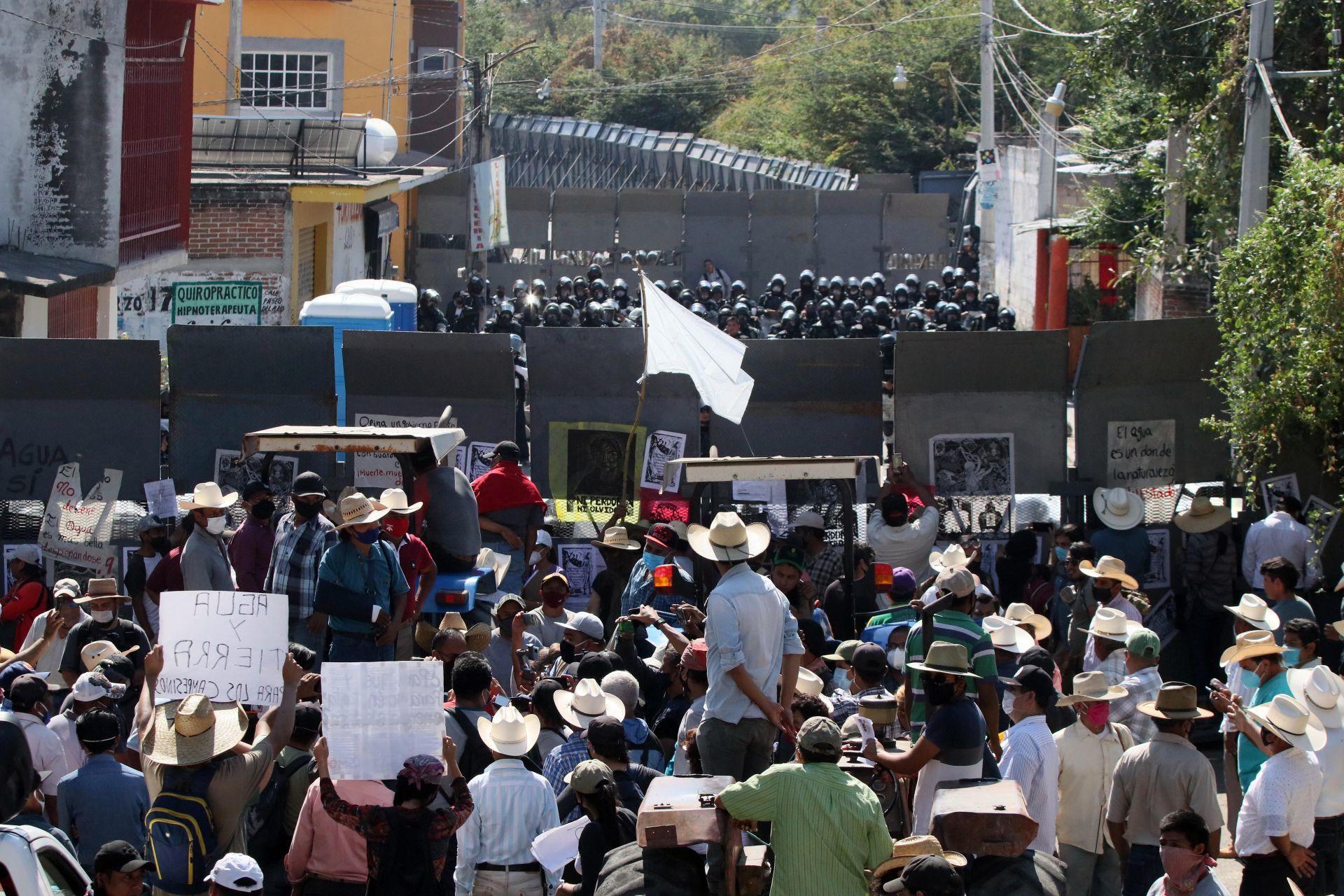 Exigen diálogo campesinos tras choque con policías en CDMX