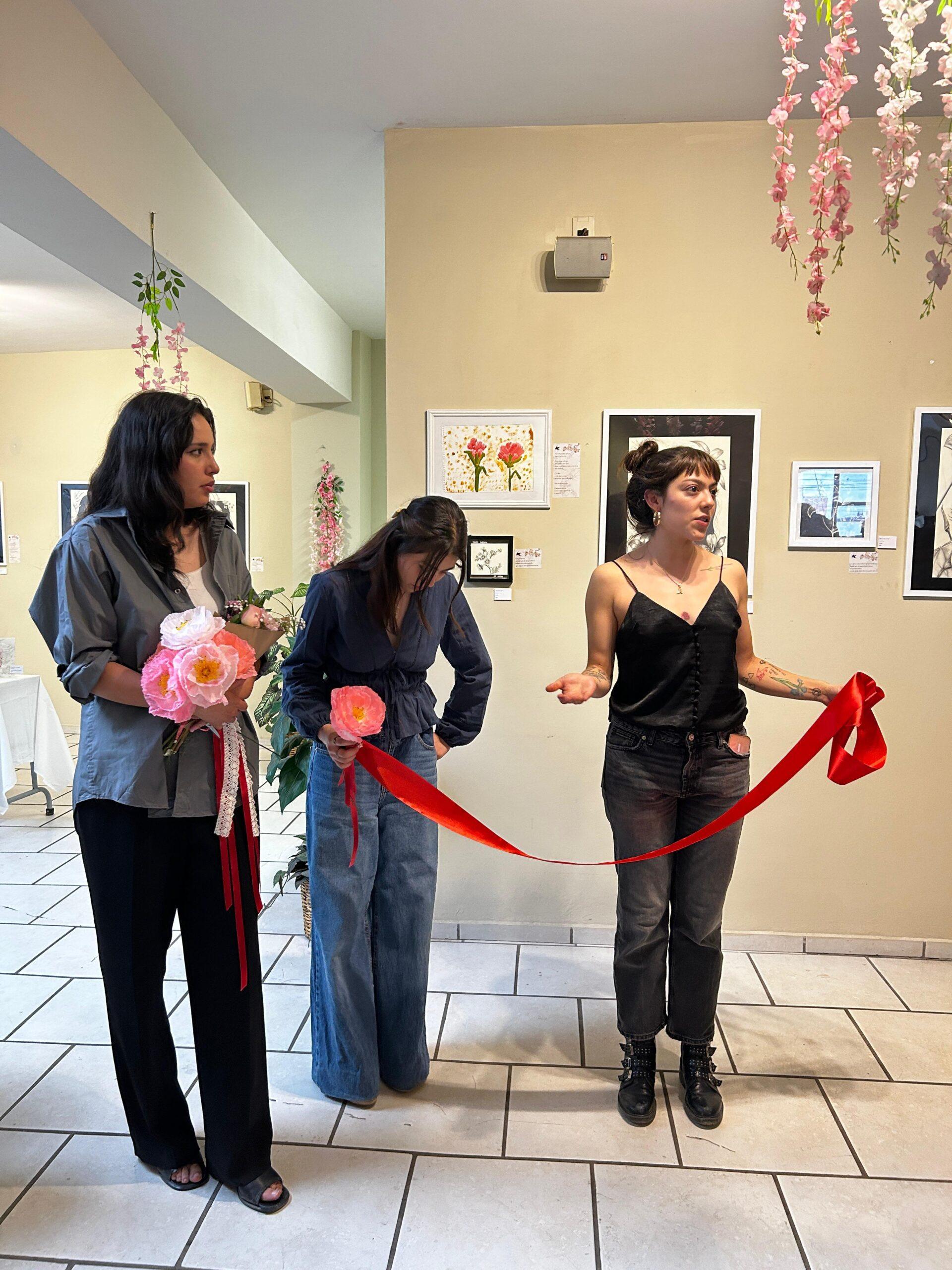 Arte, flores y emociones convergen en la muestra “El peso de las flores”