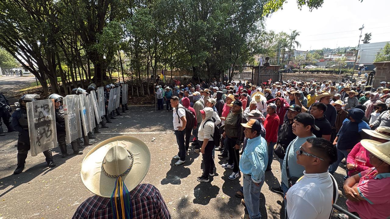 Exigen justicia tras choque entre comuneros y policías en Michoacán